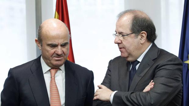 El presidente de la Junta de Castilla y León, Juan Vicente Herrera, y el ministro de Economía y Competitividad y de Industria y Energía en funciones, Luis de Guindos