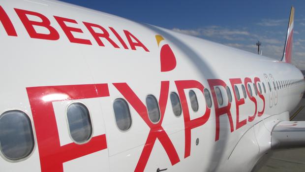 Un aparato de Iberia Express estacionado en Canarias
