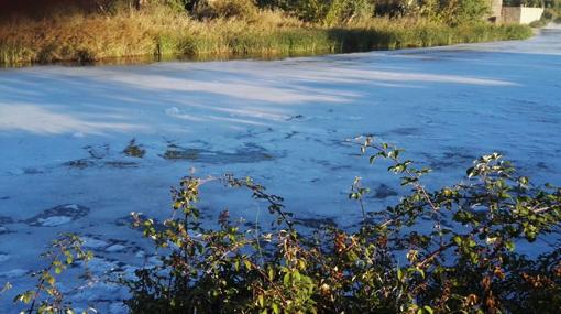 El río Tajo amanece cubierto de espuma a su paso por Toledo