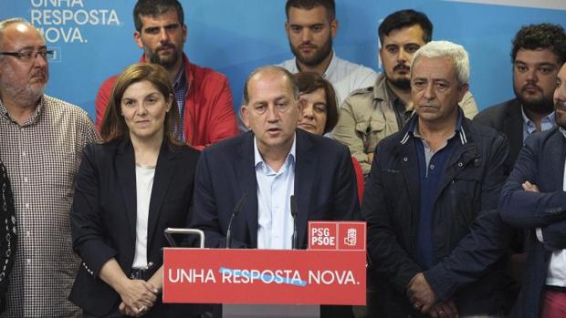 Cancela y Leiceaga durante la noche de la derrota electoral en OPino