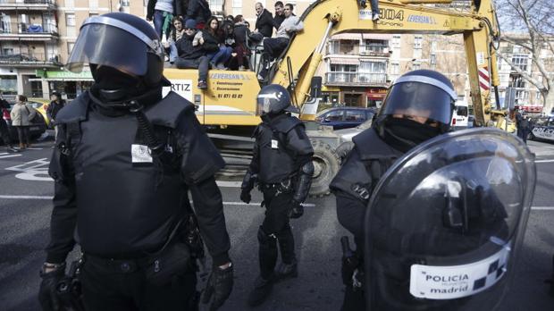 Agentes de las UCS en plena acción en una protesta