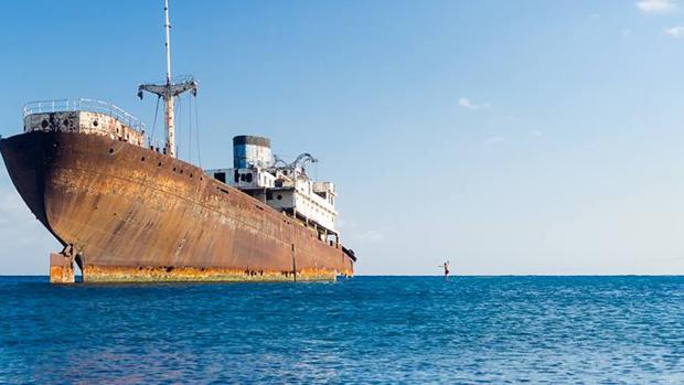 El Talemón, buque encallado en Lanzarote, permite casi caminar sobre el agua