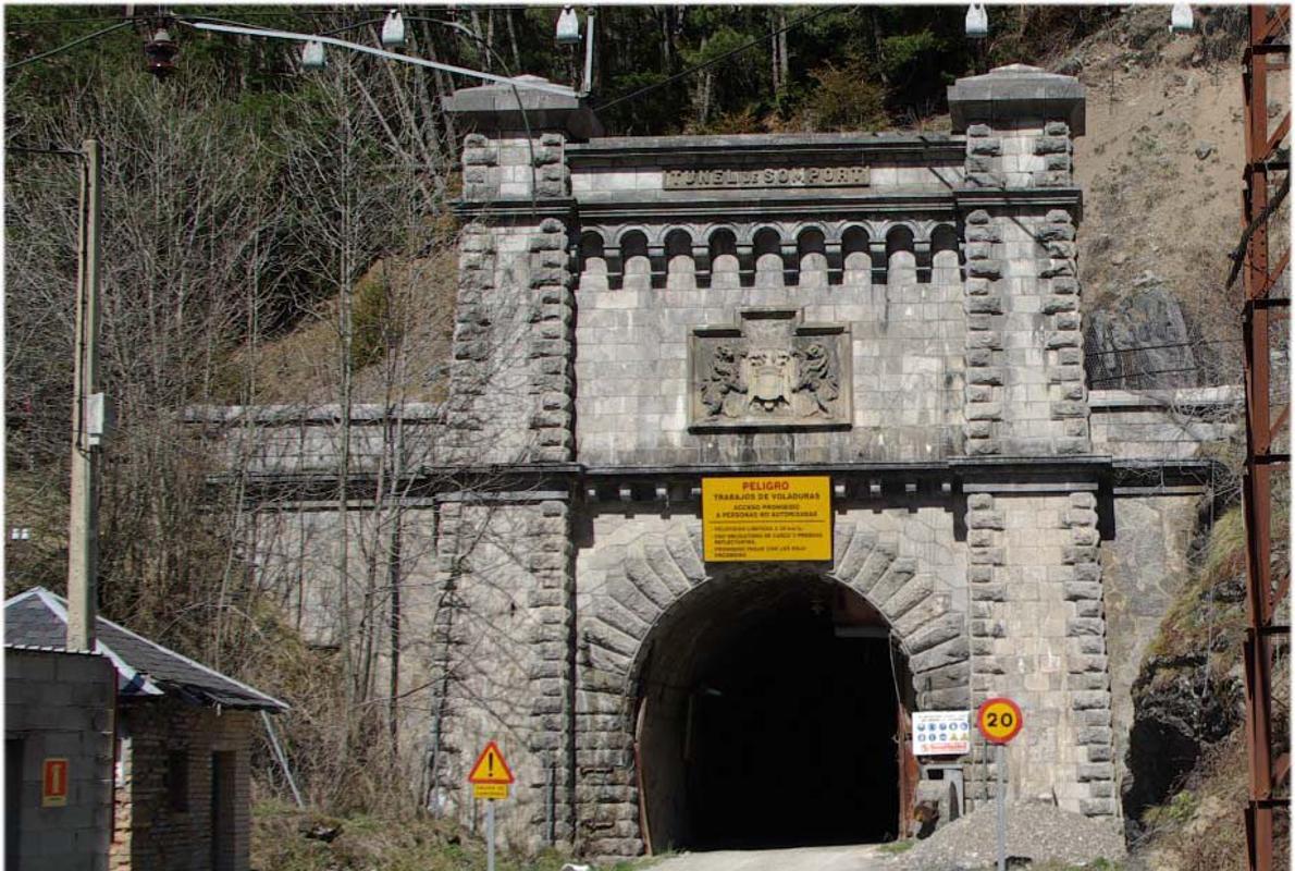 Boca del túnel de Canfranc en el lado español. Lleva en desuso desde 1970