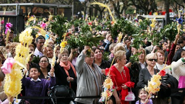 El Domingo de Ramos, en los exteriores de una iglesia de Barcelona
