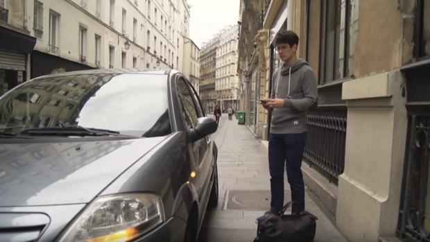 Un usuario abre su coche desde el teléfono móvil