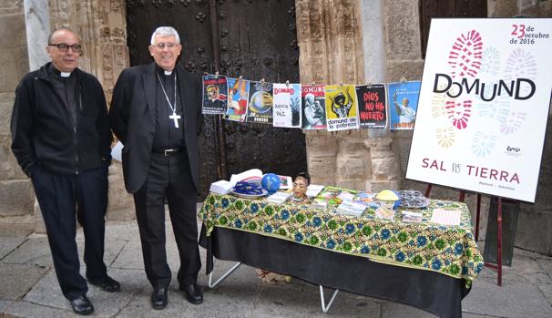 El arzobispo de Toledo posa junto a una mesa informativa