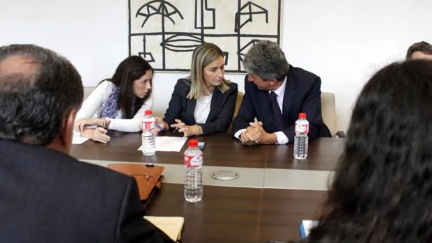La alcaldesa de Toledo, Milagros Tolón, entre el portavoz municipal, José Pablo Sabrido, y la concejala Noelia de la Cruz
