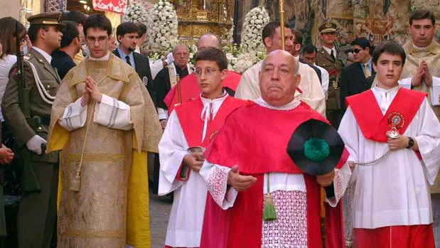 Pedro Guerrero Ventas, en primer término, durante una procesión del Corpus en Toledo