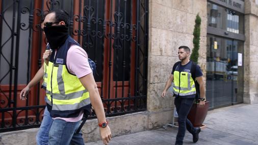 Imagen de los agentes de la Udef a su salida del Ayuntamiento de Castellón