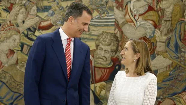 El Rey con la presidenta del Congreso, Ana Pastor, en el Palacio de La Zarzuela el pasado julio