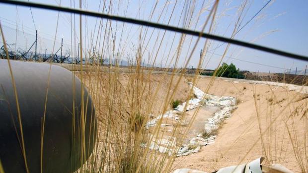 Acequia de riego seca en la cuenca del Segura en Alicante