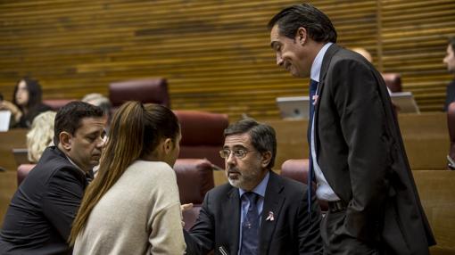 Varios diputados, ayer, durante uno de los debates del pleno