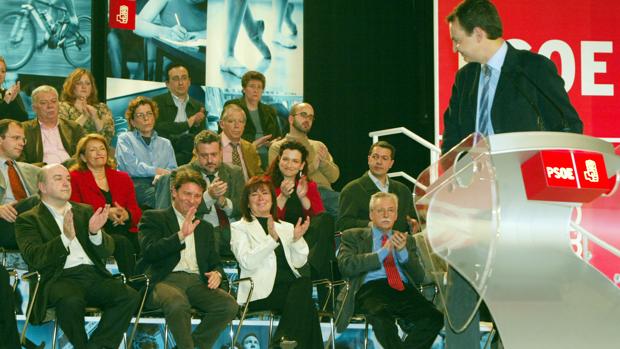 Zapatero, en 2004, felicita a Antonio Gutiérrez, uno de los diputados que más veces ha roto la disciplina del grupo