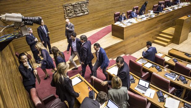 Imagen de la salida de los diputados del PP del hemiciclo