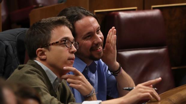 Íñigo Errejón junto a Pablo Iglesias en sus escaños del Congreso