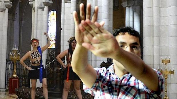 Activistas de Femen, en la catedral de la Almudena en 2014