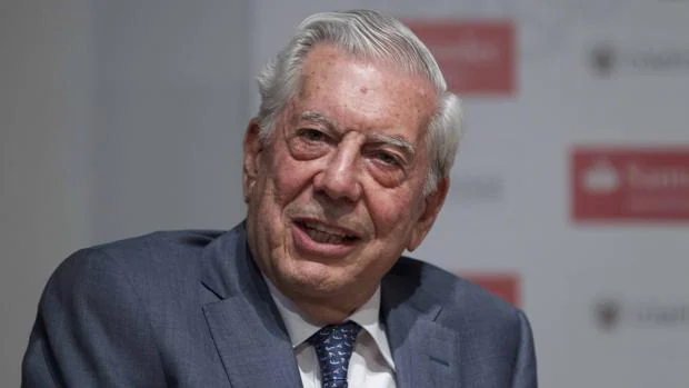 El escritor Mario Vargas Llosa, tras ser investido doctor Honoris Causa por la UBU