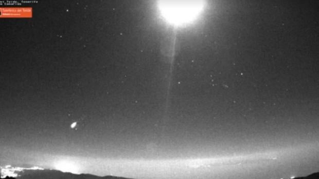 Meteoro de las Oriónidas fotografiado esste miércoles desde el Teide, Tenerife