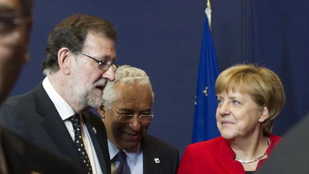 Rajoy, junto a Antonio Costa y Angela Merkel, en Bruselas