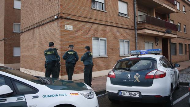 Agentes de la Guardia Civil, frente a la vivienda donde ha tenido lugar el suceso