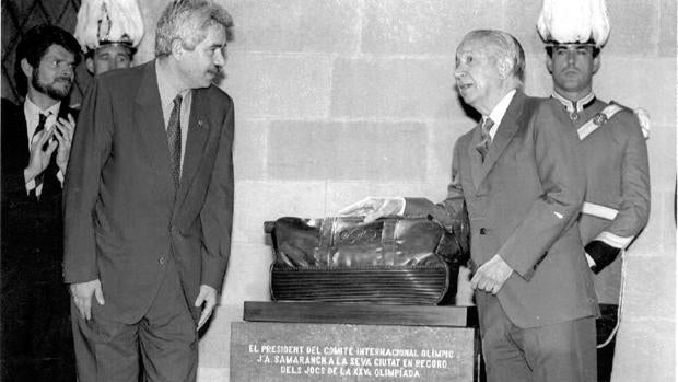 El entonces alcalde Pasqual Maragall, con Juan Antonio Samaranch y la escultura que regalo