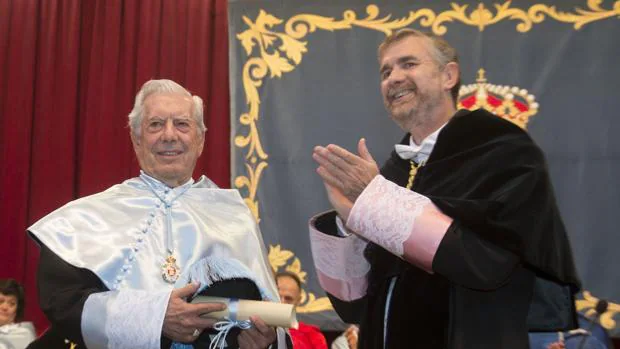 El escritor Mario Vargas Llosa, tras ser investido doctor Honoris Causa por la UBU