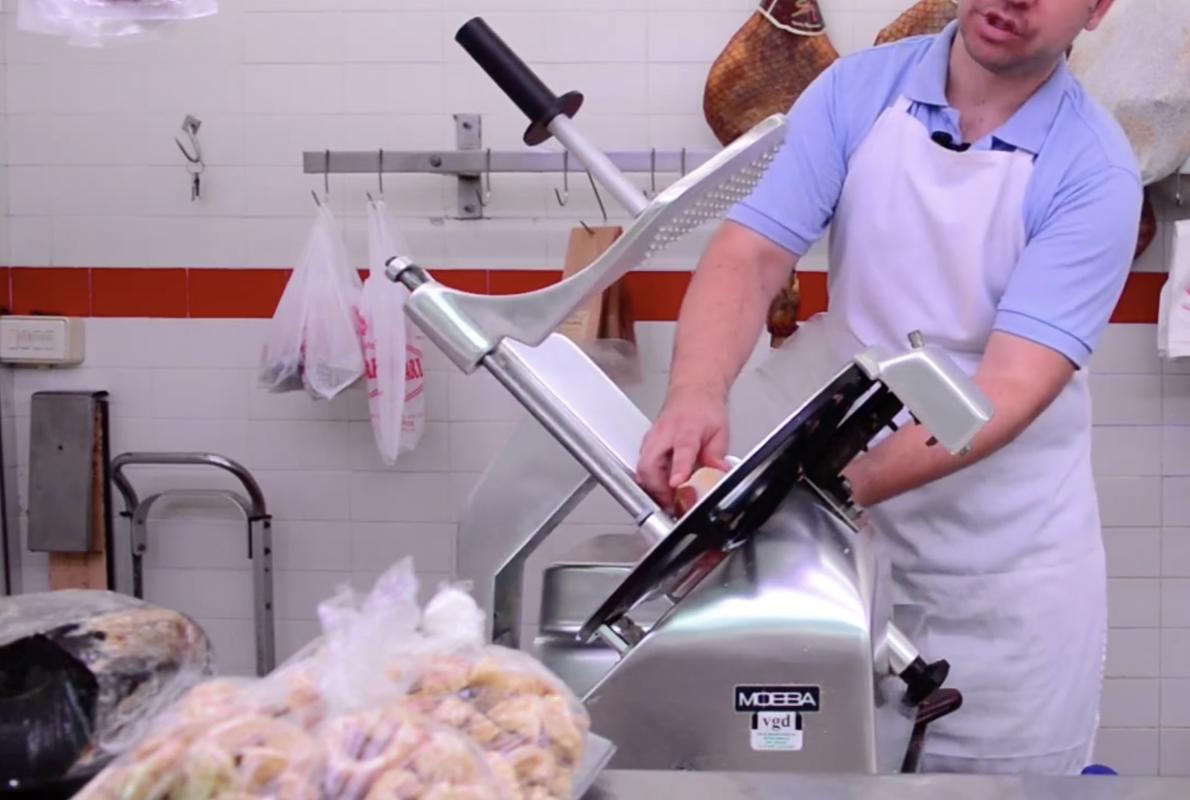 La charcutería en la que trabajaba la joven está situada en el mercado del zaragozano Paseo de Teruel