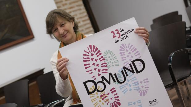 La misionera Sole Losada sostiene un cartel del Domund