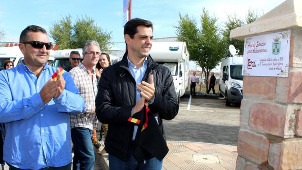 El alcalde de Albacete y el presidente de la Asociación Castellano Manchega Autocaravanista en la inauguración