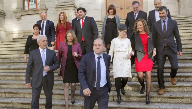 Leicega lidera al grupo socialista en la foto grupal, tomada ayer en la puerta del Parlamento