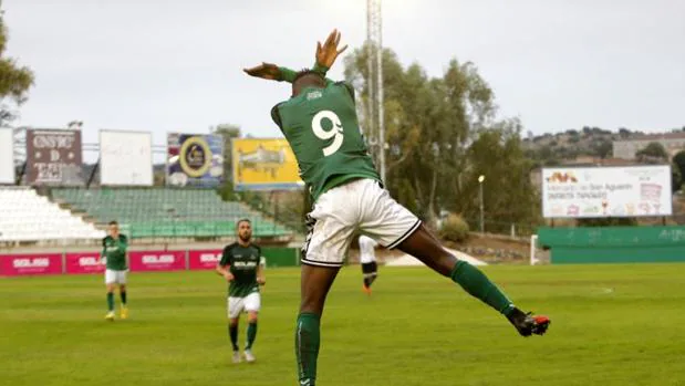 Owusu, a «lo» Cristano Ronaldo, celebra el gol del Toledo