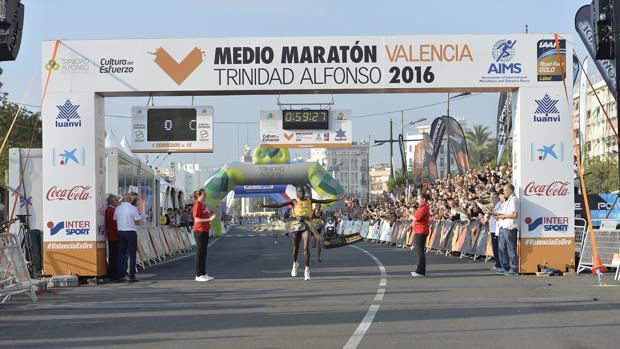 Imagen de la llegada del atleta Stephen Kosgi Kibet, en el medio maratón de Valencia celebrado hoy