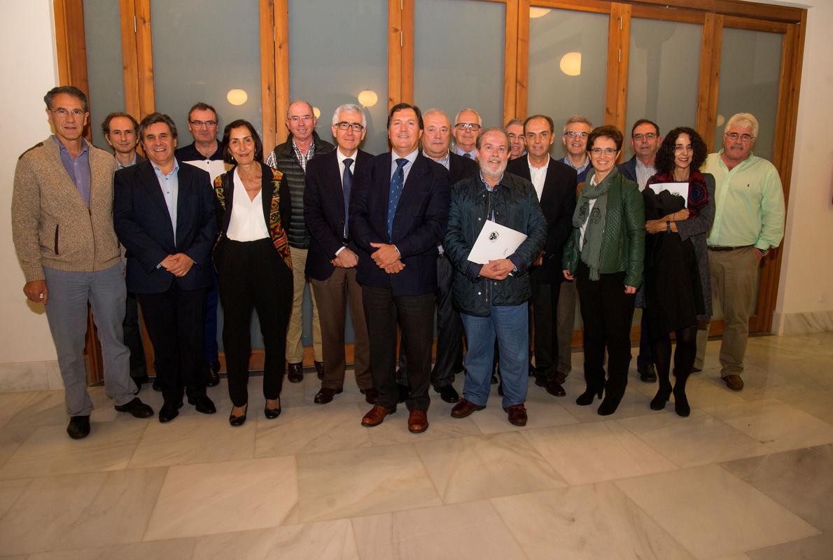 Los médicos junto al presidente del Colegio de Médicos y el secretario general