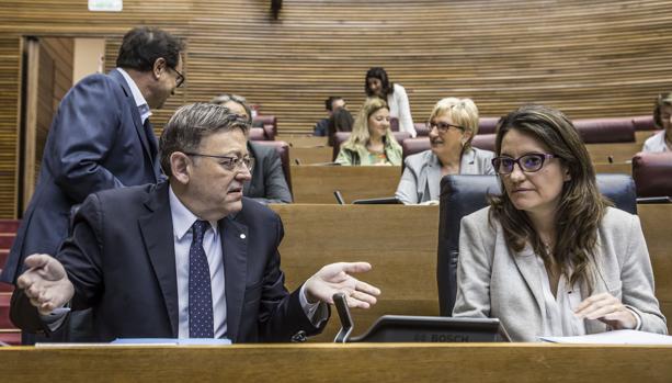 Imagen de Puig y Oltra tomada el pasado jueves en las Cortes Valencianas