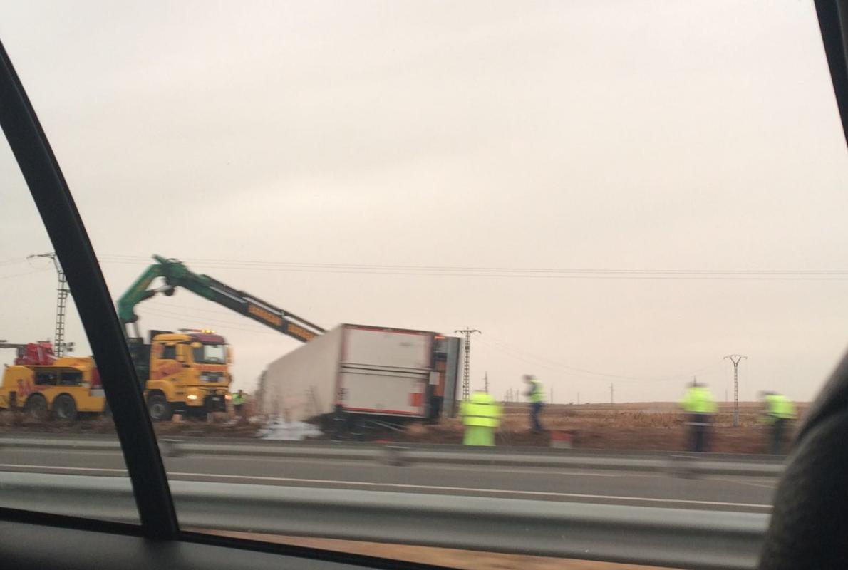 Una grúa intenta retirar el camión accidentado