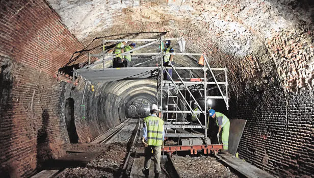 Trabajos en el interior del túnel de la Línea 1, donde se aprecia la amalgama de materiales con que se construyó