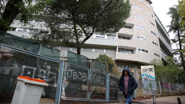 El colegio mayor San Juan Evangelista, vallado y comido por la maleza