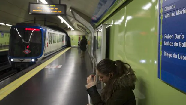 Una mujer espera la llegada de un convoy de Metro en la estación de Ópera