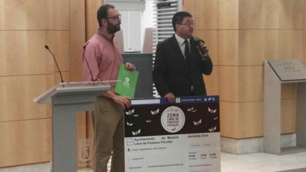 El delegado de Economia y Hacienda, Carlos Sánchez Mato, y el responsable de Oxfam Intermon, Miguel Alba, este martes en Cibeles