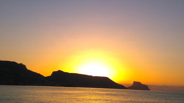 Imagen de un amanecer en la localidad alicantina de Altea