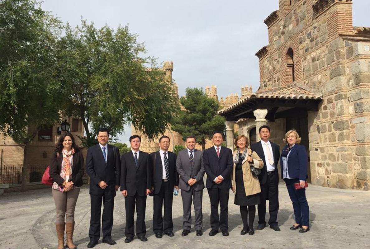 Sagrario Gutiérrez con la delegación china durante su visita