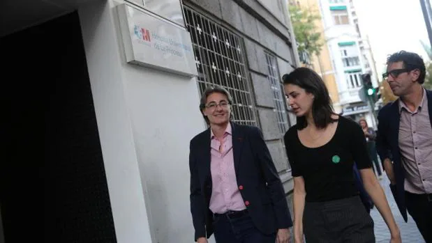 Las concejales Marta Higueras y Rita Maestre, este miércoles, a la entrada del hospital de La Princesa