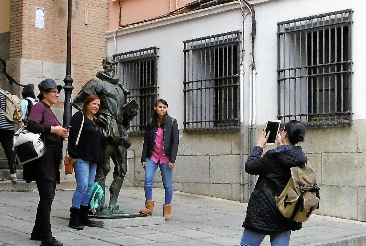 La estatua de Cervantes, bajo el toledano Arco de la Sangre, se ha convertido en parada obligada de los turistas