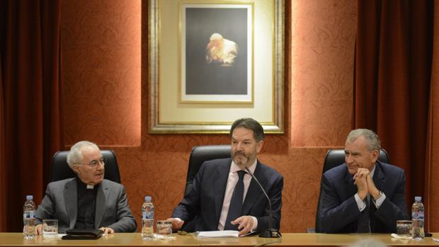 José Aurelio Martín, presidente del Foro Juan Pablo II; Bieito Rubido, director de ABC; y Juan Carlos Domínguez Nafría, rector de la Universidad San Pablo CEU, durante la conferencia