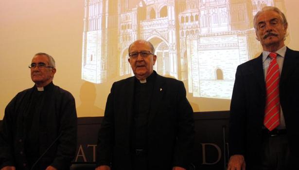 El deán, Juan Sánchez, en el centro, durante la presentación del audiovisual