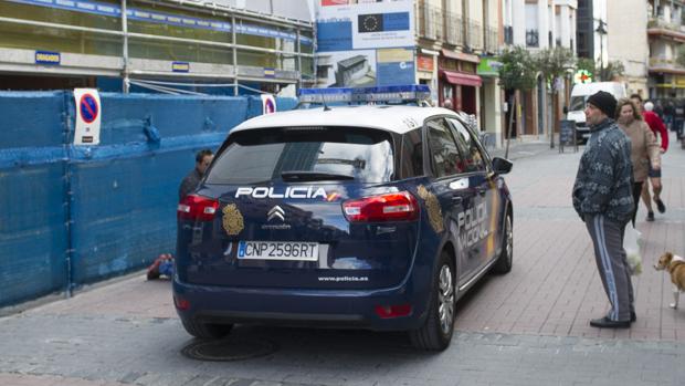 Un coche de la Policía Nacional, en el centro de Getafe