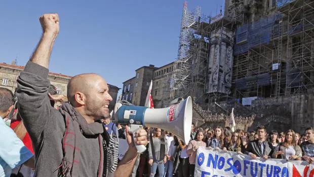 Luis Villares ayer en la manifestación contra la Lomce en Santiago