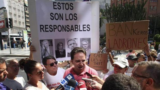 Protesta de afectados de la Plataforma CAM en Alicante