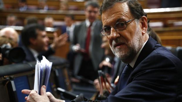 Rajoy despliega toda su retranca parlamentaria con Iglesias: «Con los SMS voy mejorando»