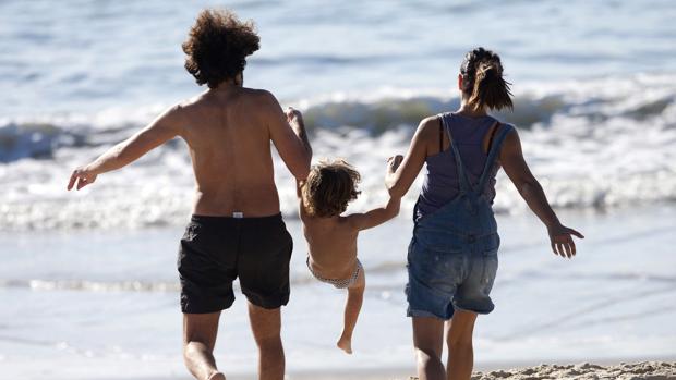 Una familia disfruta de las buenas temperaturas en la playa viguesa de Samil